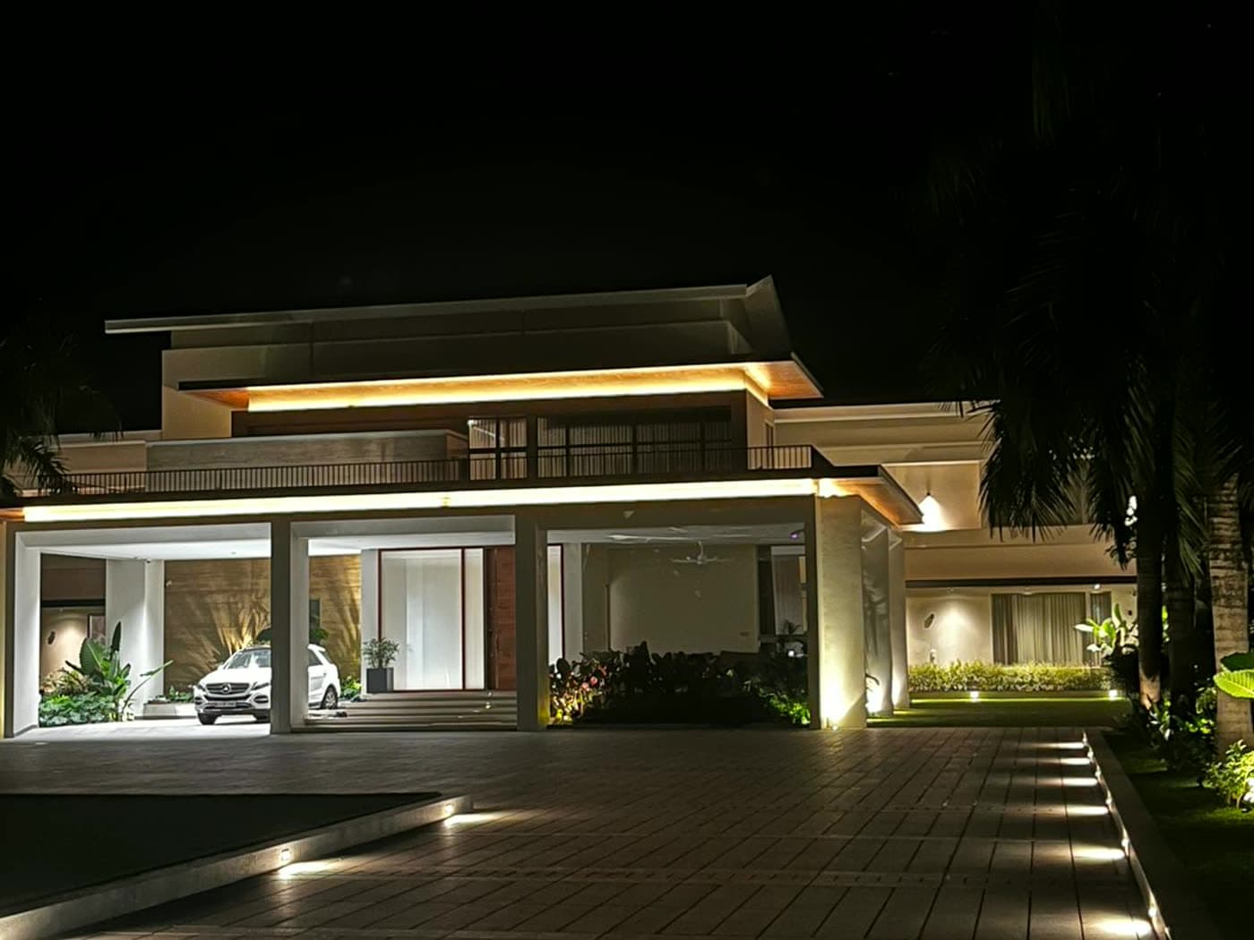 Custom chandelier lighting in Kannur
